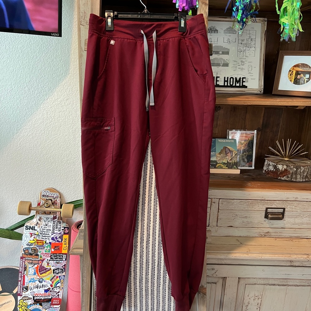 FIGS women’s Zamora jogger scrub pant in burgundy size small